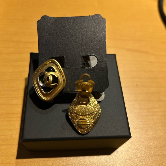 šAuth CHANEL CC Gold Earrings Green stoneš - Picture 4 of 4
